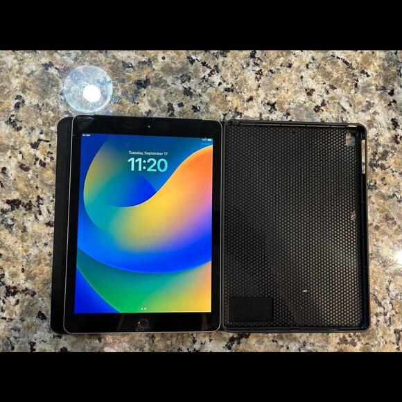 Apple Other - Apple 9.7" iPad 5th Gen/ 32GB / MP1M2LL/A